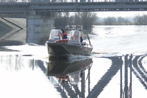 Владимирцам пригрозили штрафом за отдых на воде у церкви Покрова на Нерли