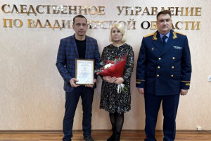 Глава владимирского Следкома наградил спасшего двоих детей жителя Мурома