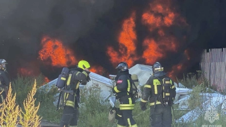 В Коврове мощный пожар охватил производство акриловых ванн