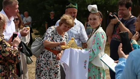 Во Владимире победителю борьбы на Сабантуе традиционно подарили живого барана