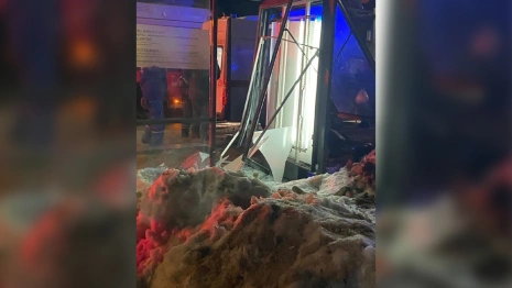 Во Владимире автомобилист снес остановку