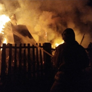 Во Владимирской области мощный пожар уничтожил частный дом