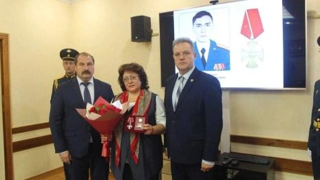 Во Владимирской области маме погибшего на Украине офицера вручили Орден Мужества