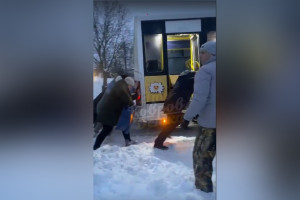 В Коврове пассажиры вытолкали забуксовавшую маршрутку