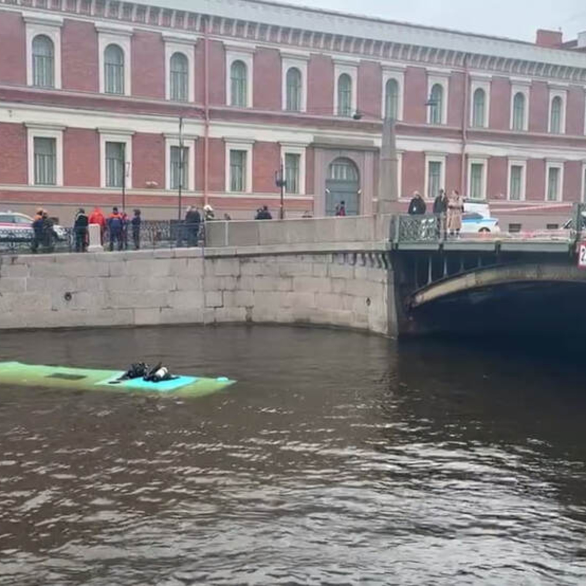 Упавшим в Питере с моста в реку автобусом оказался «Волгобас» - День во  Владимире