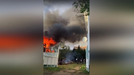 В центре Александрова загорелся частный дом