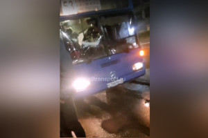 
Во Владимире разбившееся в автобусе стекло порезало лицо кондуктору