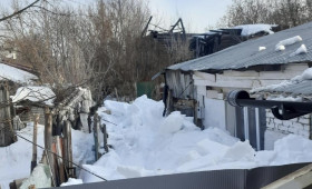 В Коврове снег с крыши завалил выход из частного дома пенсионера