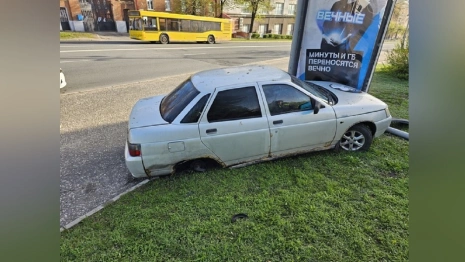 Во Владимире легковушка влетела в рекламную тумбу на Студеной горе