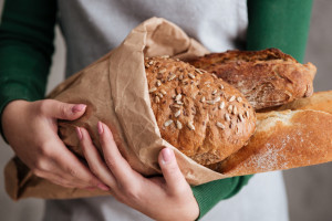 Во Владимире выкинули 10 кг просроченного хлеба