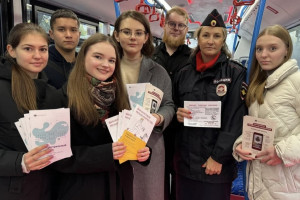 Во Владимире полицейские и студенты поговорили с  пассажирами троллейбуса о мошенниках