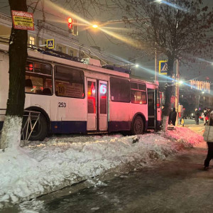 Во Владимире на заснеженной улице произошли сразу три аварии