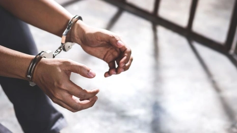 Житель Коврова пристегнул себя к батарее, чтобы не пить