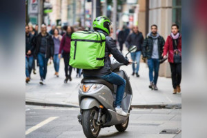 Во Владимирской области могут запретить езду курьеров по тротуарам