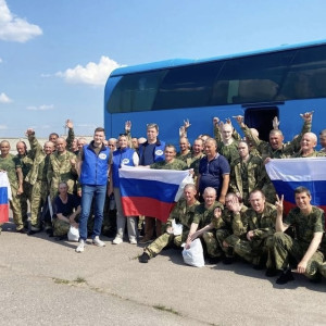 Вызволенного из украинского плена владимирского бойца доставили в Москву на самолете