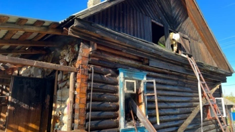 Во Владимирской области 11 спасателей потушили пожар в деревянном доме