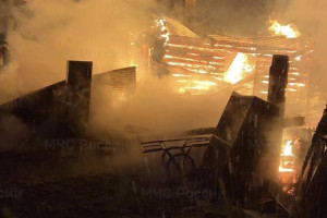 Под Петушками мощный пожар охватил частный дом