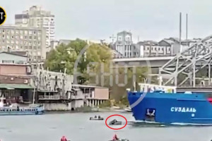 В Ростове-на-Дону танкер «Суздаль» снес лодку с тремя рыбаками