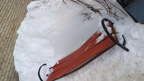 Во Владимире глыба льда рухнула на лавку около дома