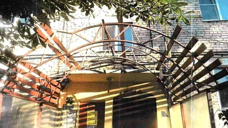 Жители многоэтажки в Меленках пожаловались на ужасное состояние козырьков над подъездами