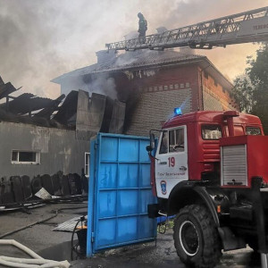 При тушении полыхающего ритуального бюро в Гусь-Хрустальном пострадал пожарный