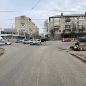 В Коврове автомобилистка на иномарке сбила 27-летнего байкера