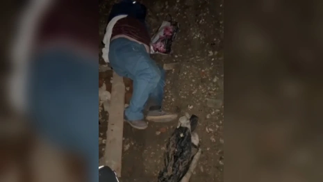 Появилось видео с места падения пожилого мужчины в канаву в Коврове