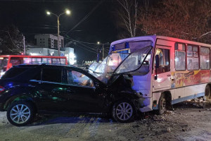 В Коврове автобус столкнулся с Mercedes: есть пострадавшие