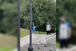 Во Владимире мальчик издевался над голубями в центре города