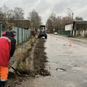 В Гусь-Хрустальном тротуар у детской поликлиники оказался в грязи и песке