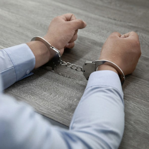 Владимирского пенсионера МВД осудили на 8 лет за 21 посылку с наркотиками