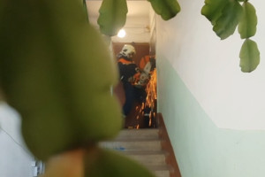 В Коврове спасатели вскрыли бензорезом квартиру 90-летней старушки