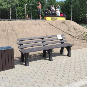 Во Владимире поставили антивандальные скамейки из переработанного пластика