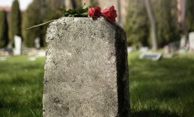 Житель Александрова обманул 7 человек с установкой памятников на могилах