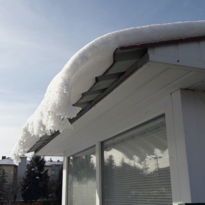 Замдиректора владимирской школы осудили условно за свалившуюся глыбу снега на прохожую