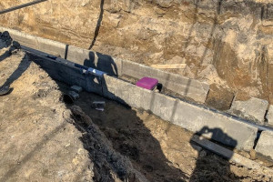 В Камешковском районе мужчина сломал ногу из-за падения в траншею