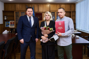 Глава Мурома наградил 50-летнего мужчину за спасение выпавших из окна детей