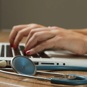 Во Владимирской области медик украла с карты коллеги 80 тыс. рублей