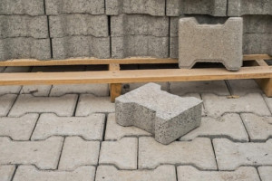 На привокзальных улицах Владимира начали ремонтировать тротуары