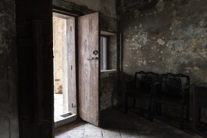 В Коврове двум сестрам-сиротам и их брату выдали ужасную квартиру с долгами на 200 тысяч