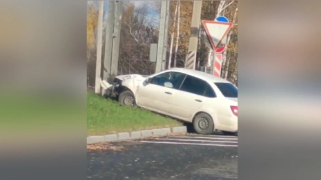 На выезде из Владимира легковушка влетела в столб