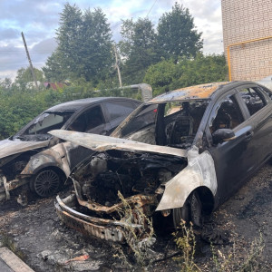 Во Владимирской области сгорели две припаркованные рядом машины