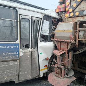 Во Владимирской области автобус смяло в ДТП со стройтехникой