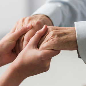 Во Владимирской области 120 одиноких пожилых получат бесплатных сиделок