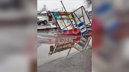 В Александрове упавшая из-за ветра остановка едва не убила прохожего