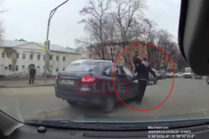 В Александрове мужчина с ребенком на руках чудом не попал под колеса авто