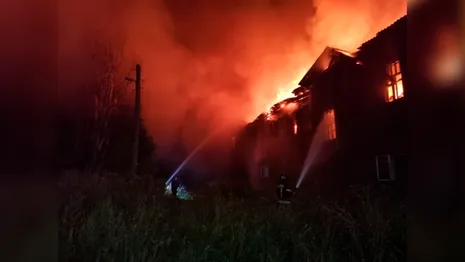 Мощный пожар охватил двухэтажный дом во Владимирской области