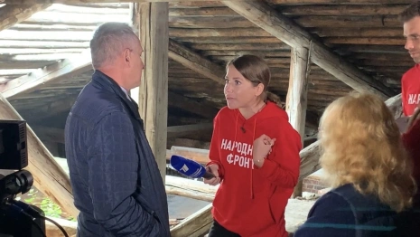 Телеведущая Юлия Барановская посетила аварийный дом 20 века в Кольчугино