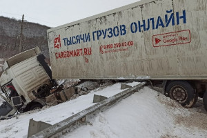 Фура вылетела с дороги на Пекинке во Владимире