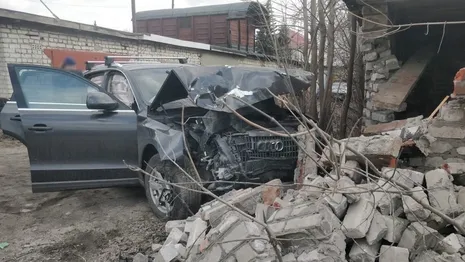 Во Владимирской области водитель иномарки потерял сознание и врезался в гараж